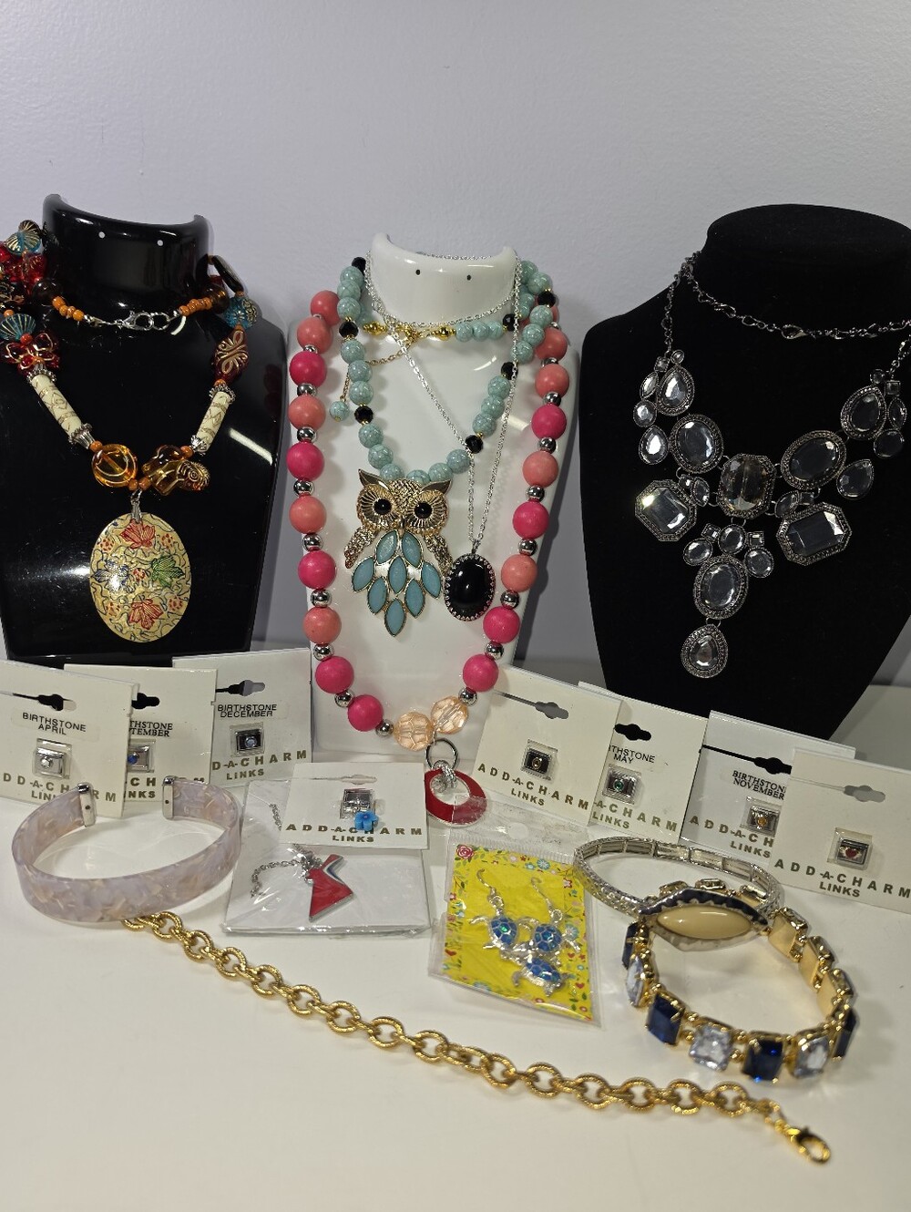 #2590, lot of vintage jewelry,  19 items, necklace, bracelets, charm links, 
